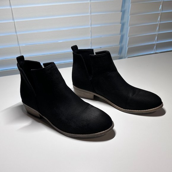 Black suede like booties Size 8 - Picture 5 of 6